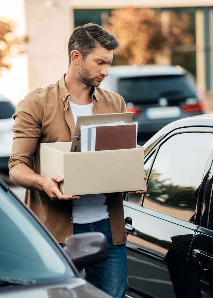 Free Photo medium shot man carrying box