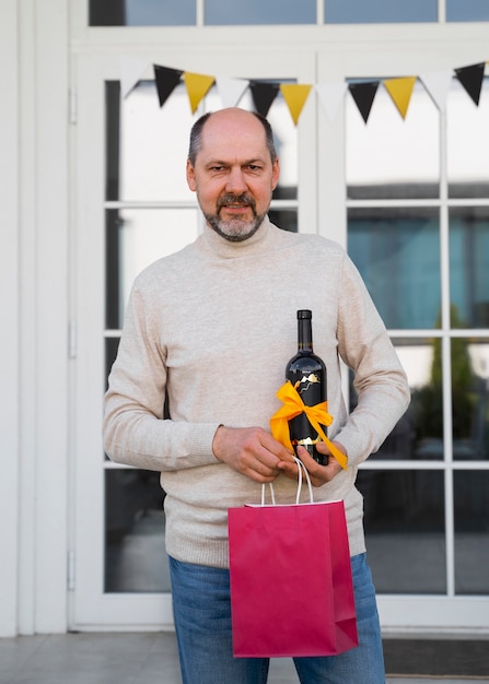 Free photo medium shot man celebrating birthday