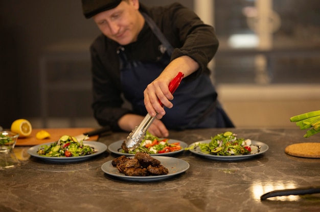 Foto gratuita uomo del colpo medio che cucina