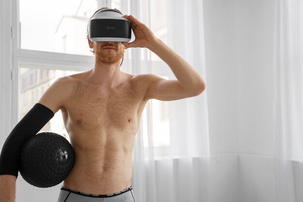 無料写真 vr メガネでフィットネスをしているミディアムショットの男性