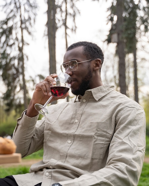 Free photo medium shot man drinking wine