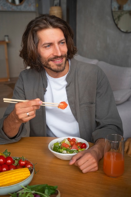 サーモン丼を食べるミディアムショットの男性