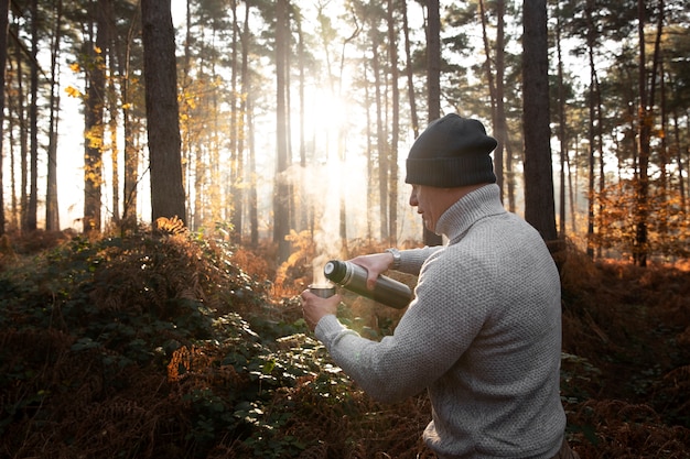 Foto gratuita uomo a tiro medio nella foresta