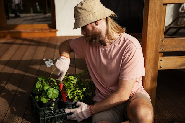 Uomo di tiro medio che fa giardinaggio all'aperto