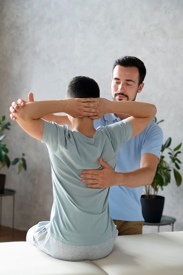 Free Photo medium shot man helping patient