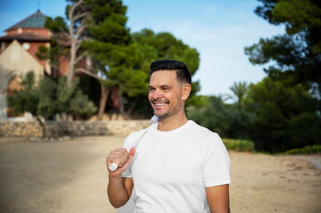 Free photo medium shot man holding badminton racket