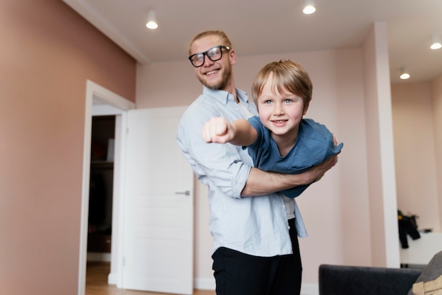 少年を抱くミディアムショットの男