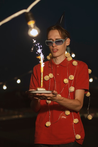 Free photo medium shot man holding cake