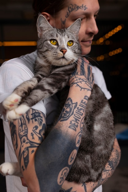 Free photo medium shot man holding cat