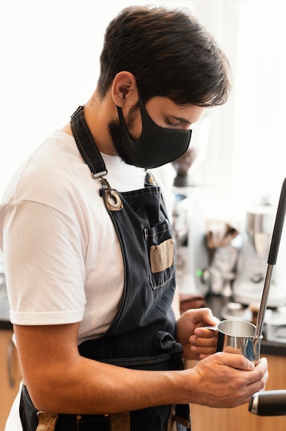 Tazza della holding dell'uomo del colpo medio