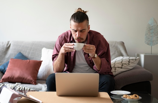 Free photo medium shot man holding cup