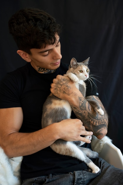 Free photo medium shot man holding cute cat