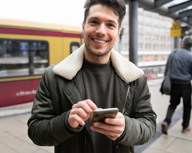 Free photo medium shot man holding device