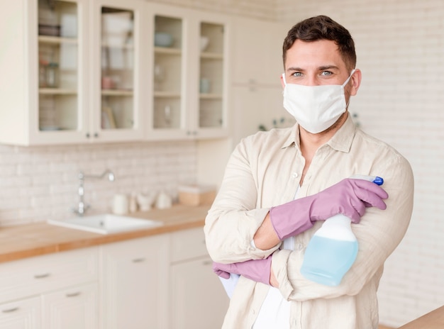 Foto gratuita disinfettante della tenuta dell'uomo del colpo medio