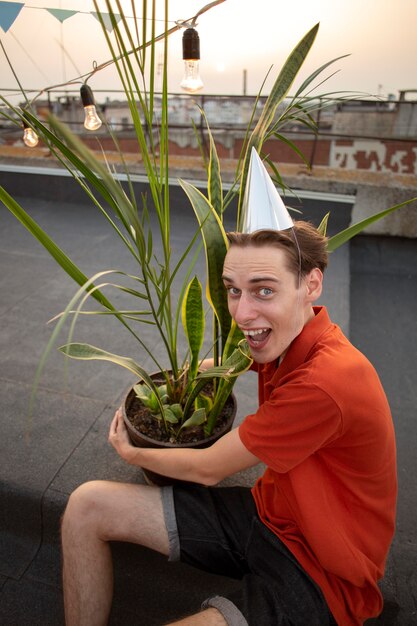 植木鉢を持っているミディアムショットの男