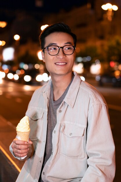 Uomo di tiro medio con gelato