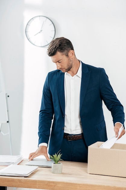 Free photo medium shot man holding laptop