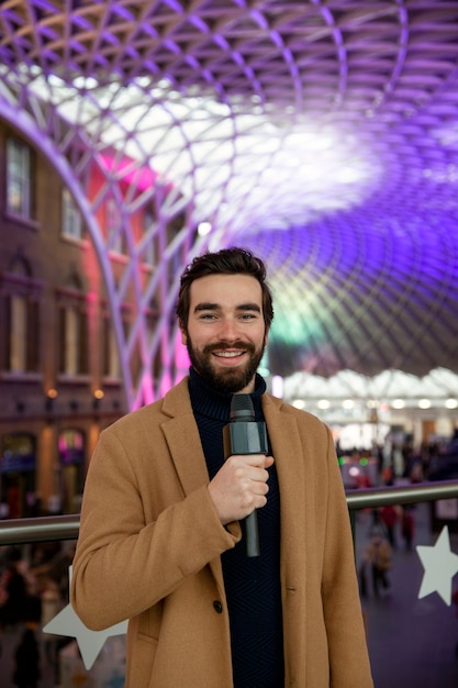 Free photo medium shot man holding microphone