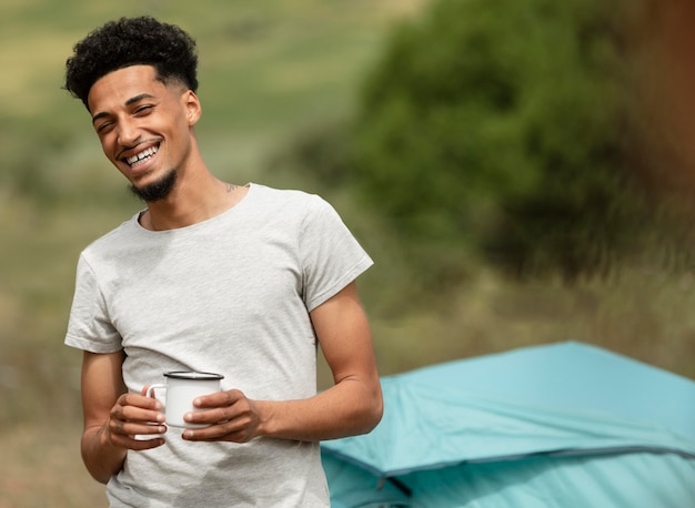 Foto gratuita tazza della holding dell'uomo del colpo medio