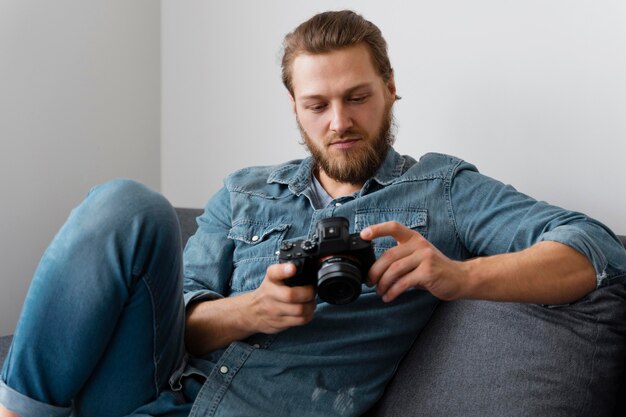 写真カメラを持っているミディアムショットの男