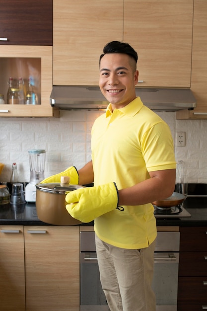 Free photo medium shot man holding pot