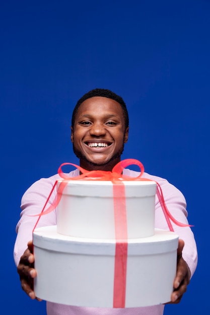 Free photo medium shot man holding presents