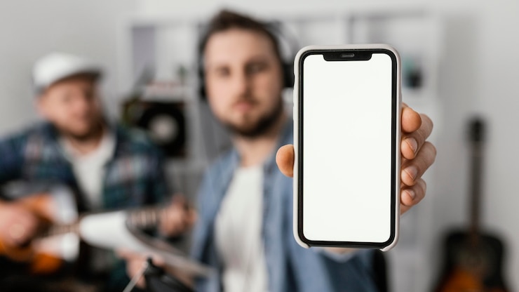 Бесплатный Фотография человек среднего размера с смартфоном.