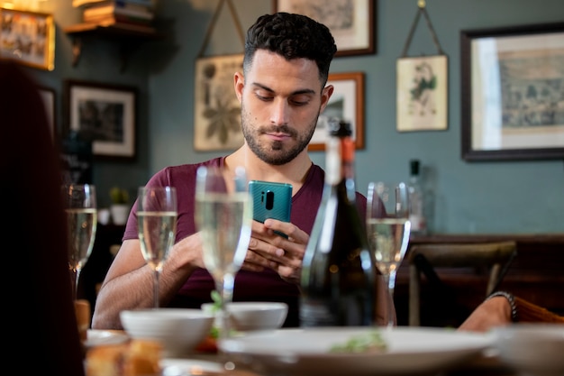 Free photo medium shot man holding smartphone