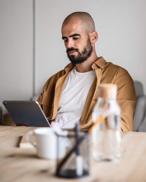 Free photo medium shot man holding tablet