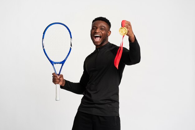 Free photo medium shot man holding tennis racket