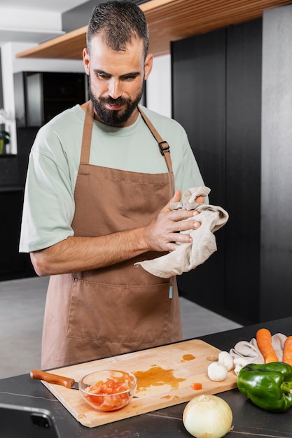 Free photo medium shot man holding towel