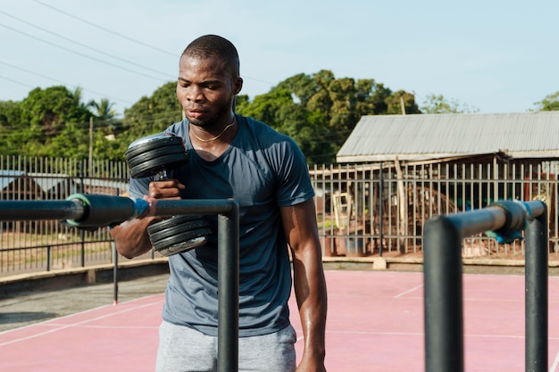 Free photo medium shot man holding weights