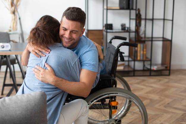 Free photo medium shot man hugging woman