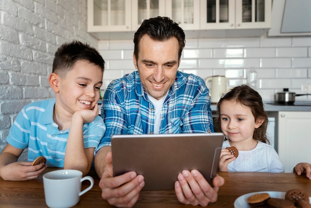 Foto gratuita uomo e bambini del colpo medio con la compressa