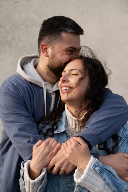 ミディアムショットの男の頭の上の女性にキス