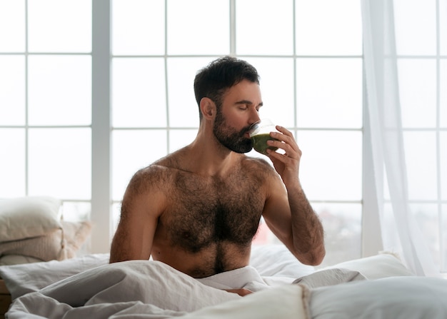 Foto gratuita uomo con un colpo medio sdraiato a letto