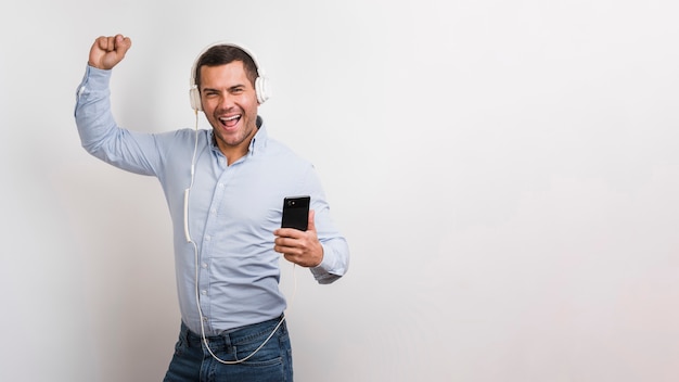 Free photo medium shot of man listening to music