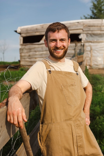 Free photo medium shot man living at countryside