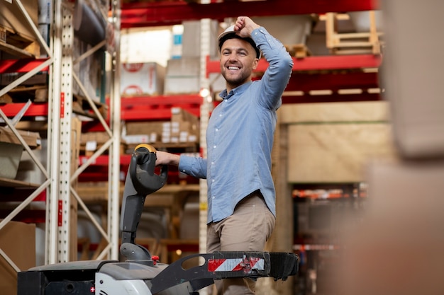 Foto gratuita uomo a tiro medio al magazzino logistico