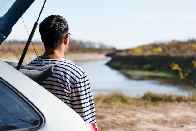 Colpo medio uomo che guarda il lago