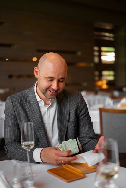 Uomo di tiro medio in un ristorante di lusso