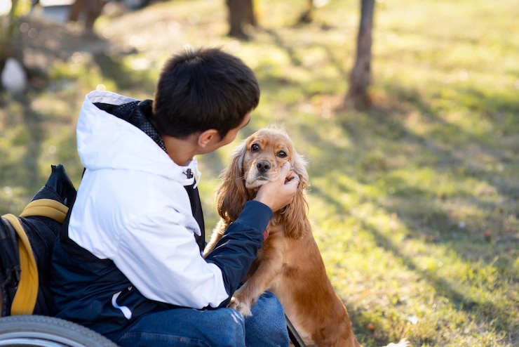 無料Photo ミディアムショットの男が犬をかわいがる