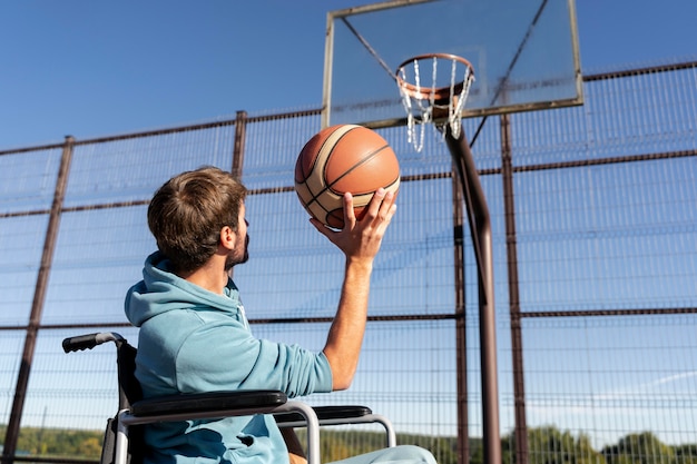 Free photo medium shot man playing basketball