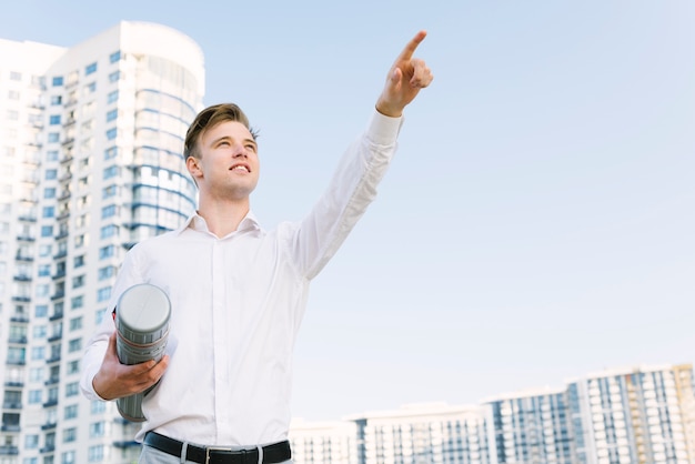 Free photo medium shot man pointing at something