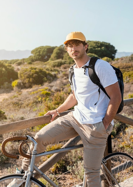 自転車でポーズをとるミディアムショットの男