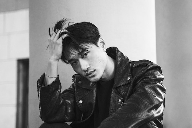 Free photo medium shot man posing indoors black and white