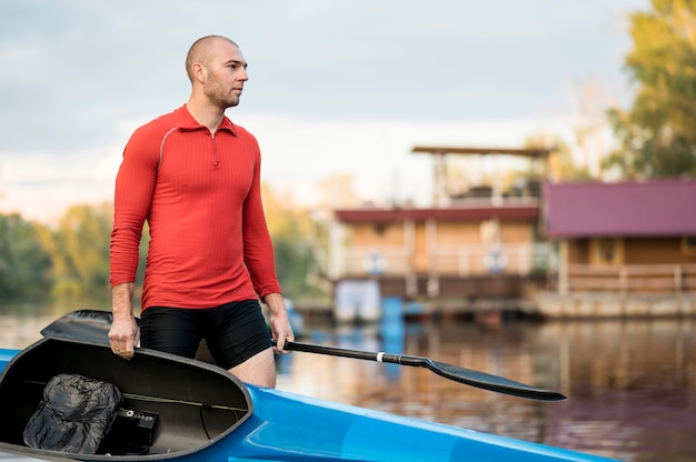 Free photo medium shot man posing outdoors