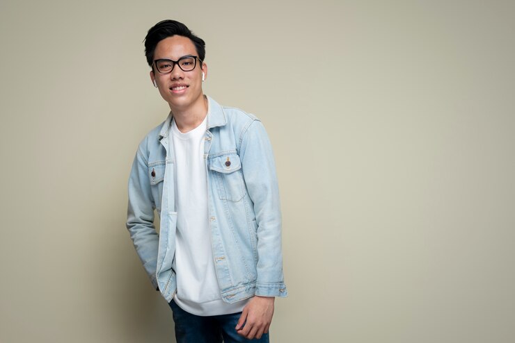 Free Photo medium shot man posing in studio
