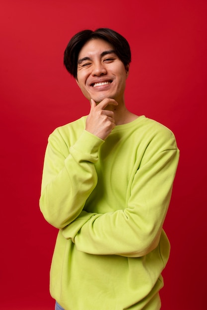 Free photo medium shot man posing in studio