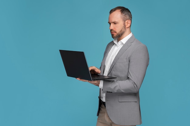 Free photo medium shot man posing in studio